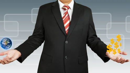 Ein Mann streckt beide Arme zur Seite. Über einer Hand schwebt die Erde über der anderen Dolllarzeichen