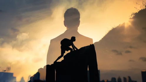 Der Schatten eines Mannes der einen Berg hochklettert darüber der Schatten eines weiteren Mannes