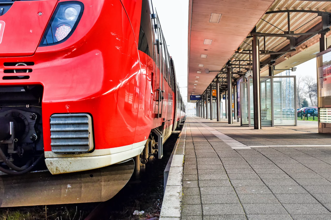 DB-Regiozug im Bahnhof