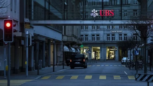 Logos von UBS und Credit Suisse an verschiedenen Gebäuden in Zürich