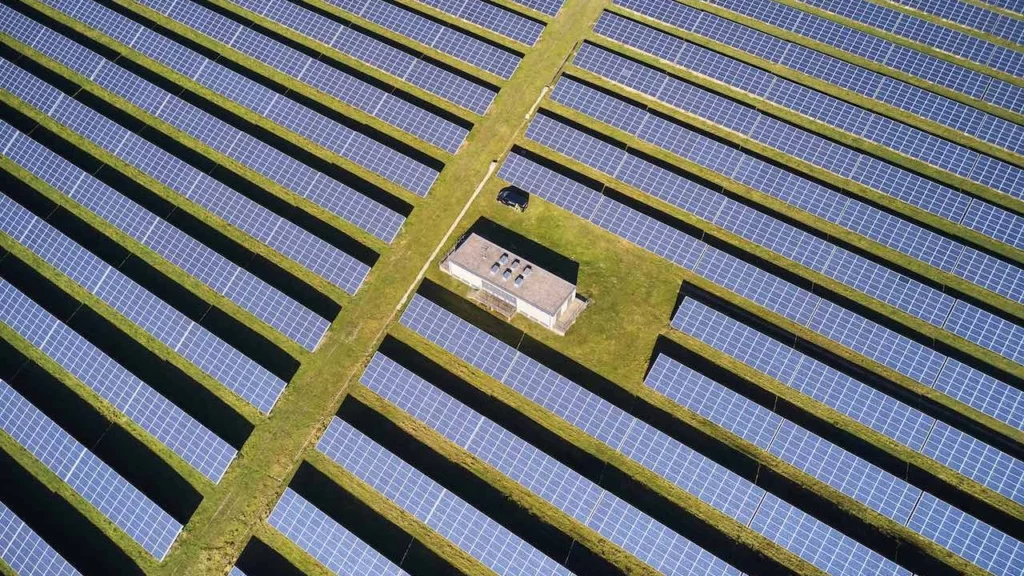 Schnurgerade Reihen von Kollektoren eines Solarparks aus der Luft