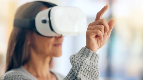 Frau mit Virtual Reality Brille