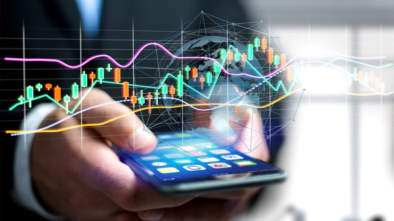 Ansicht eines Geschäftsmannes, der ein Smartphone mit einem 3D-Rendering-Display für Börsenhandelsdaten auf einer futuristischen Schnittstelle benutzt