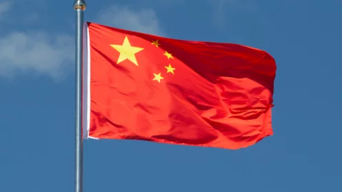 China-Flagge weht im Wind.