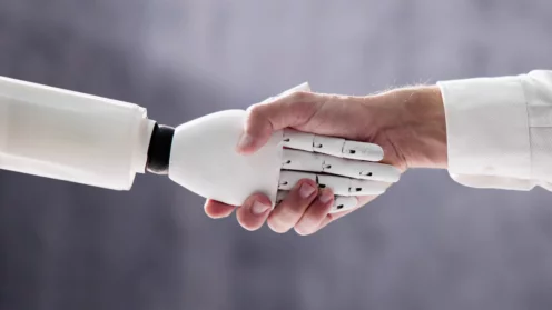 KI-Roboter Hand schüttelt menschliche Hand