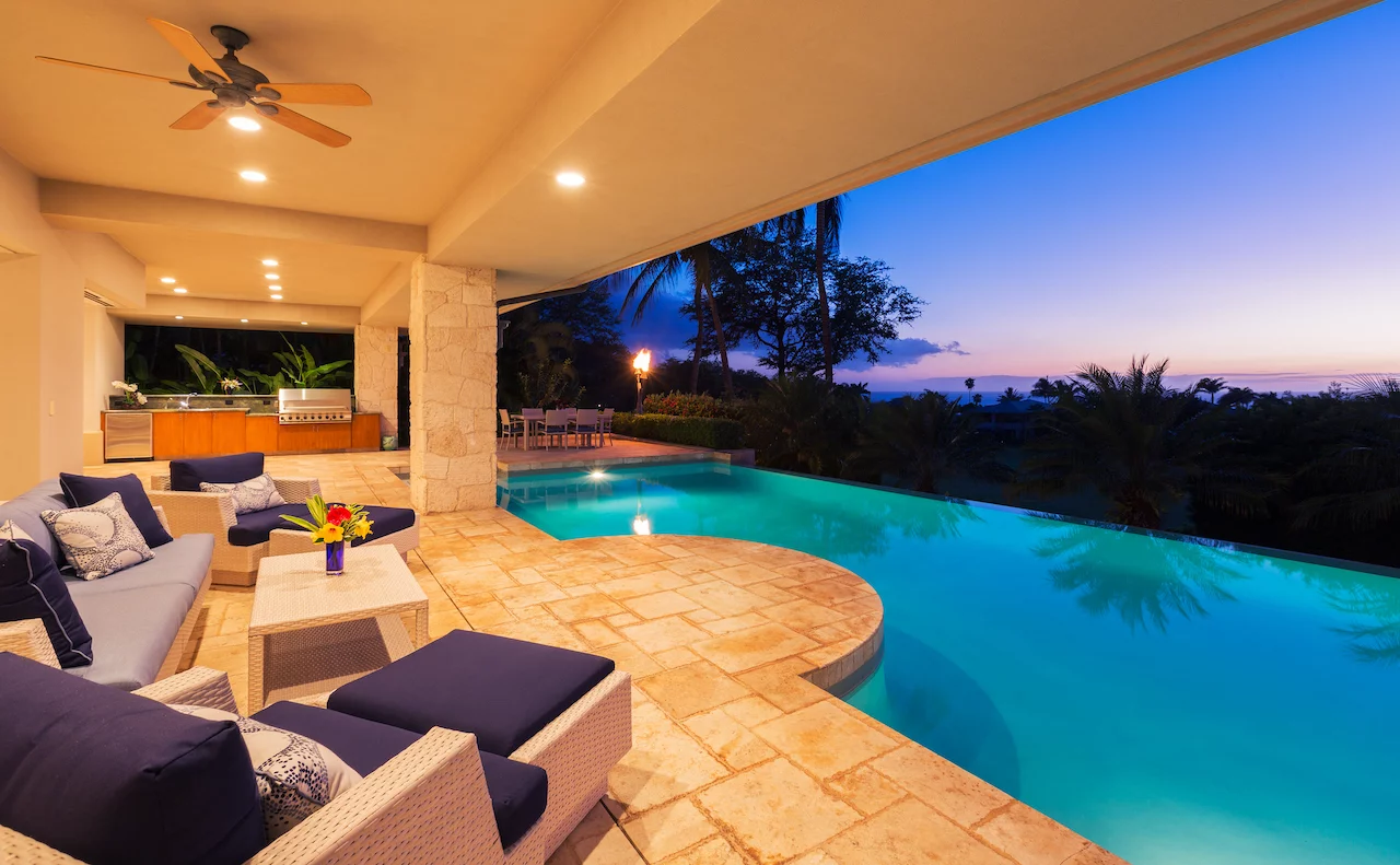 Luxus-Haus mit Pool bei Sonnenuntergang