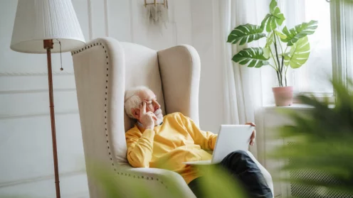 Rentner auf Sofa
