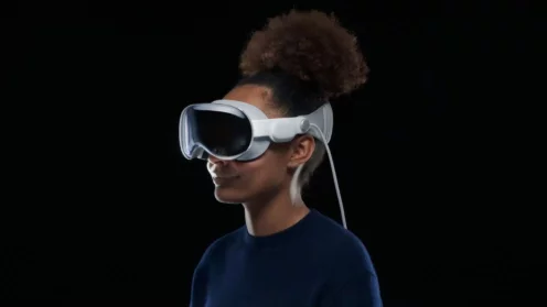 Frau trägt Apple-VR-Brille