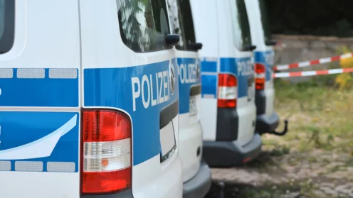 Polizei Wagen stehen nebeneinander versetzt