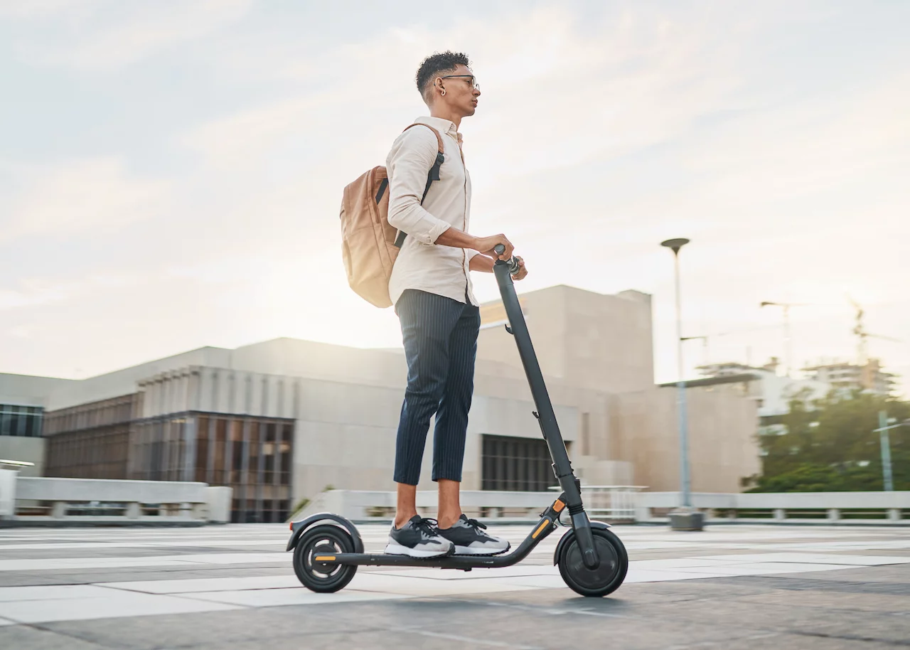 Mann fährt auf E-Scooter