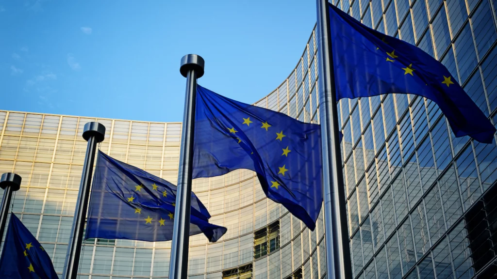 EU-Flaggen vor der Europäischen Kommission