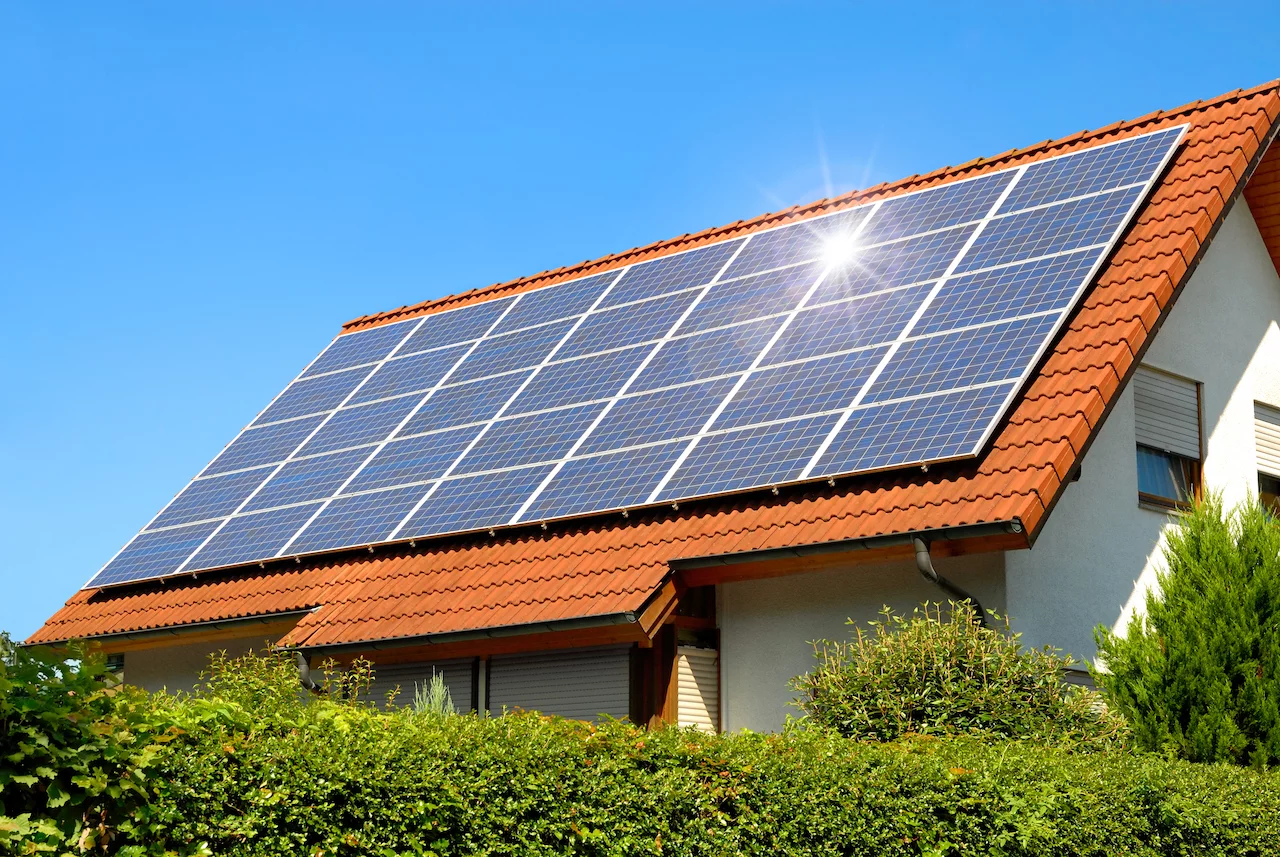 Solarmodul auf rotem Dach