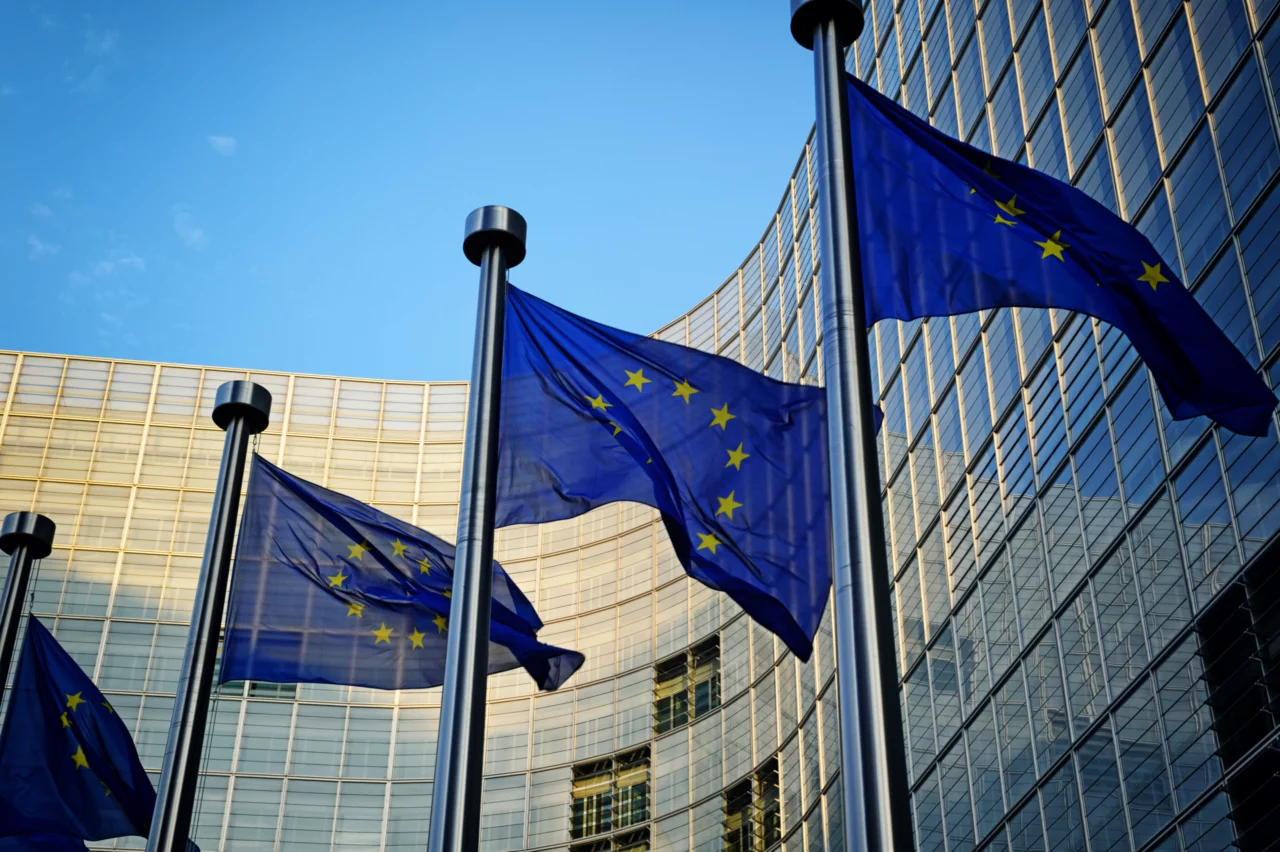 EU-Flaggen vor der Europäischen Kommission
