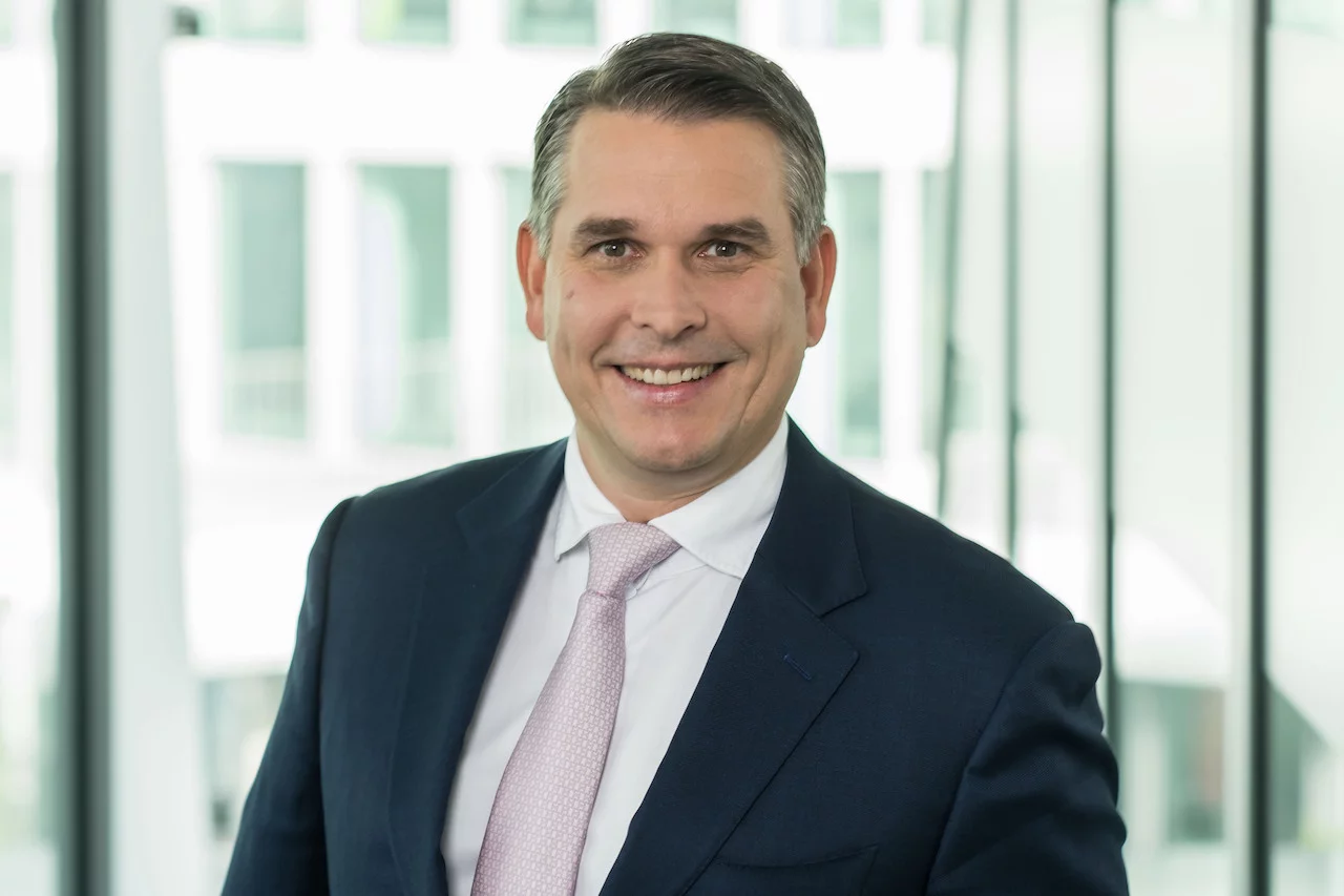 Johannes Palla vor dem Hintergrund einer Büro-Fassade
