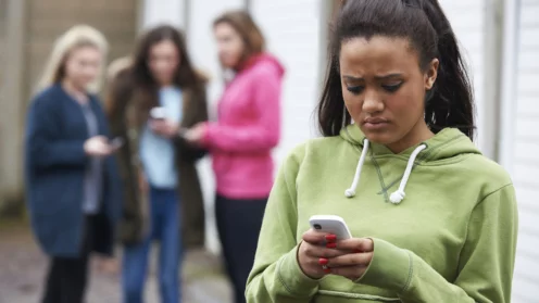Teenager-Mädchen wird per SMS gemobbt