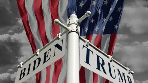 Straßenschild mit den Inschriften Biden und Trump auf dem Hintergrund der US-Flagge