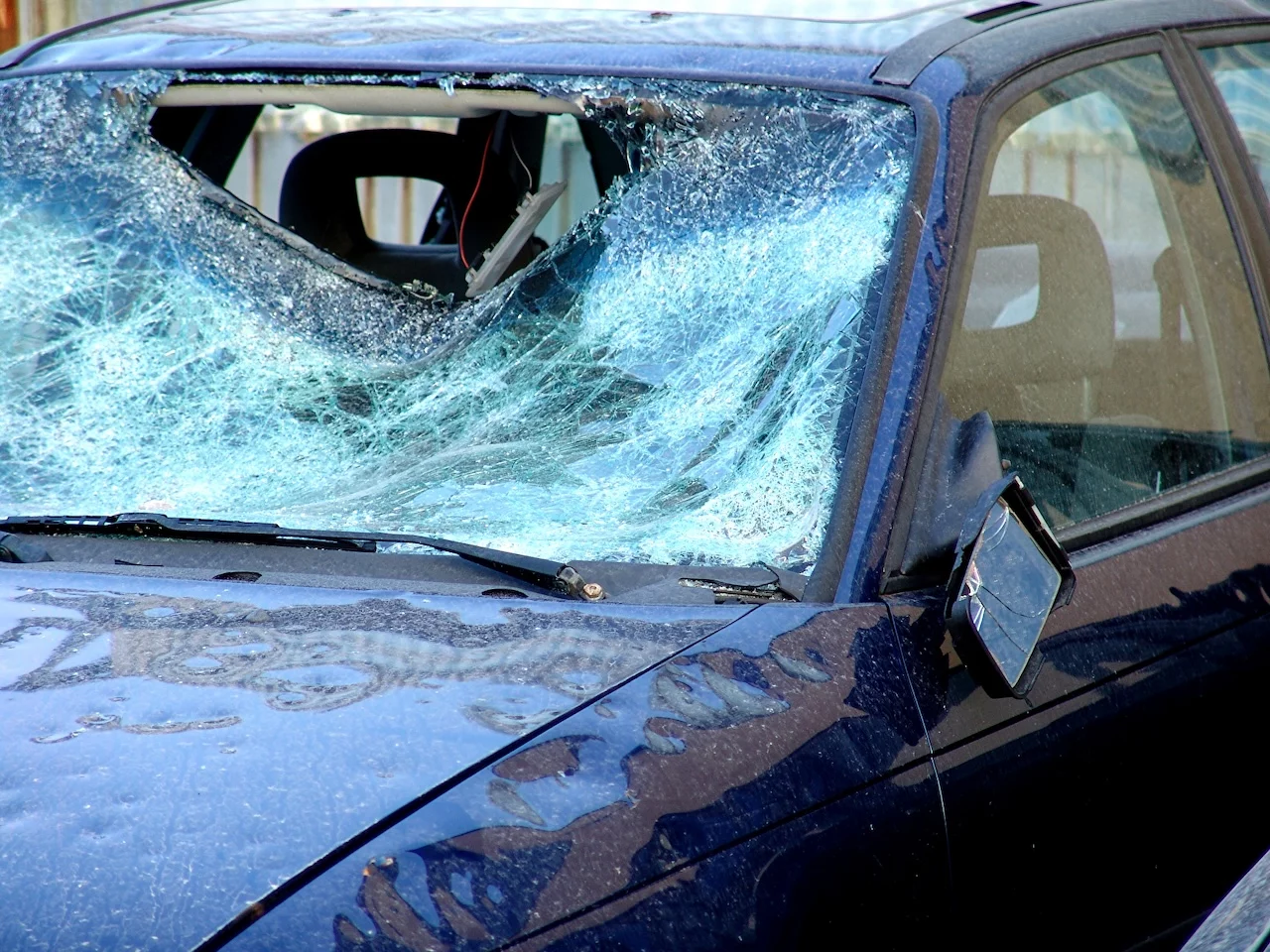 Zerbeultes Auto nach einem Hagelunwetter