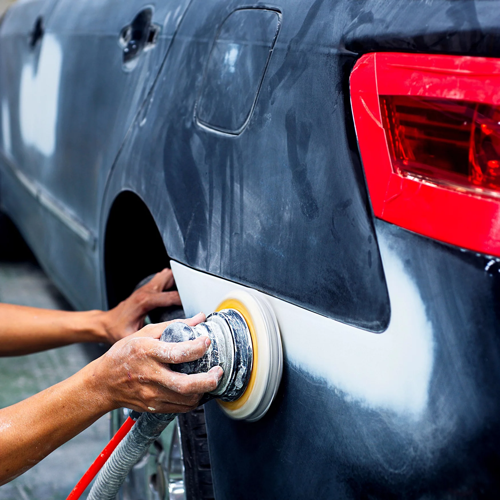 Karosseriearbeiten Autoreparatur Lack nach dem Unfall.