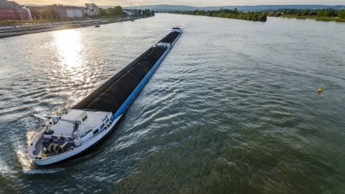 Frachter mit Kohleladung auf dem Rhein in Mainz Keim