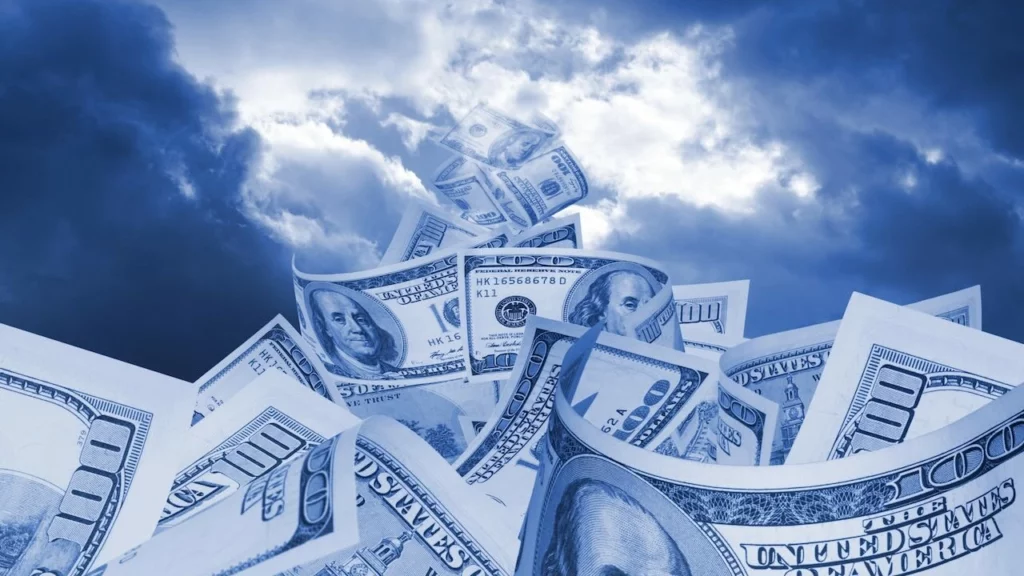 Dollar-Scheine am Himmel