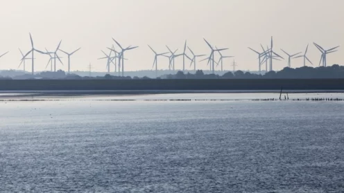 Silhouette eines Windkraftparks an der Nordsee