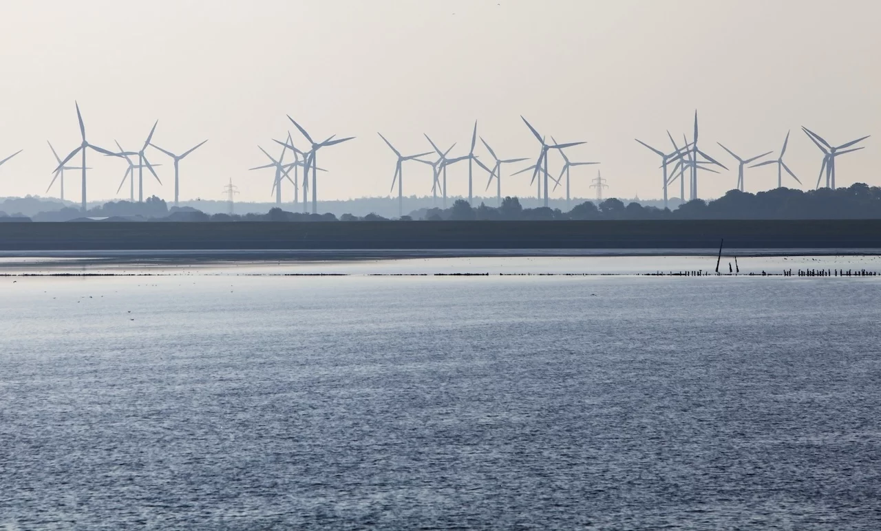 Silhouette eines Windkraftparks an der Nordsee