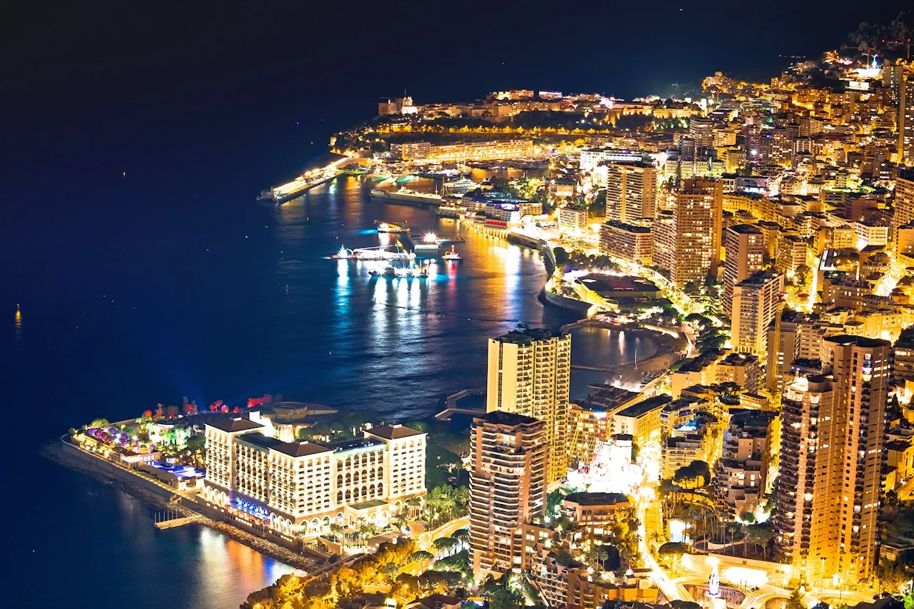 Monaco. Monte Carlo Stadtbild bunte Abendansicht von oben