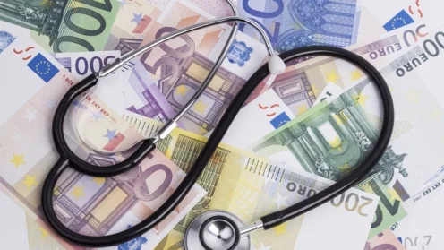 Geld und Stethoskop