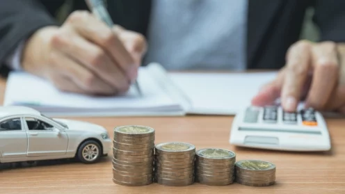 geschäftsmann mit kfz-versicherung und kfz-dienstleistungen. kfz-versicherung und finanzkonzept.