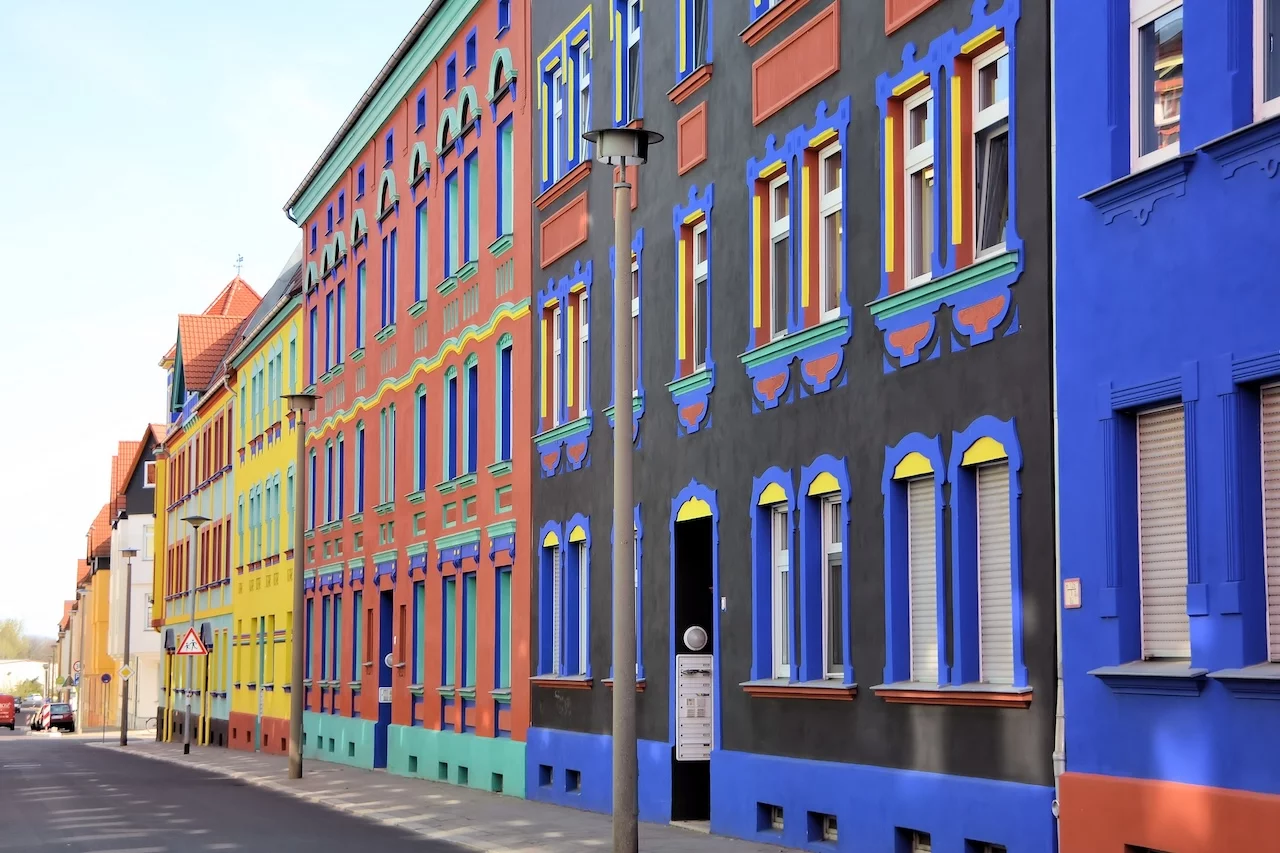Straße mit bunt restaurierten Altbauten.