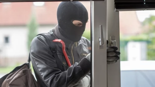 Einbrecher mit Brechstange