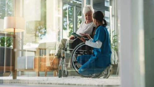 Frauen, Krankenschwester und reifer Patient im Rollstuhl im Altersheim für Gesundheitsfürsorge, Unterstützung und Checkup. Pflegeperson, Person mit Behinderung und Tablette für medizinischen Dienst, Physiotherapie und Diskussion Lizenzfreies Bild von Frauen, Krankenschwester und reifen Patienten im Rollstuhl im Altersheim für die Gesundheitsversorgung, Unterstützung und Checkup. Pflegerin, Mensch mit Behinderung und Tablette für medizinische Versorgung, Physiotherapie und Diskussion.