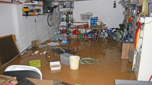 Garage mit Fahrrad und Kisten bei Hochwasser