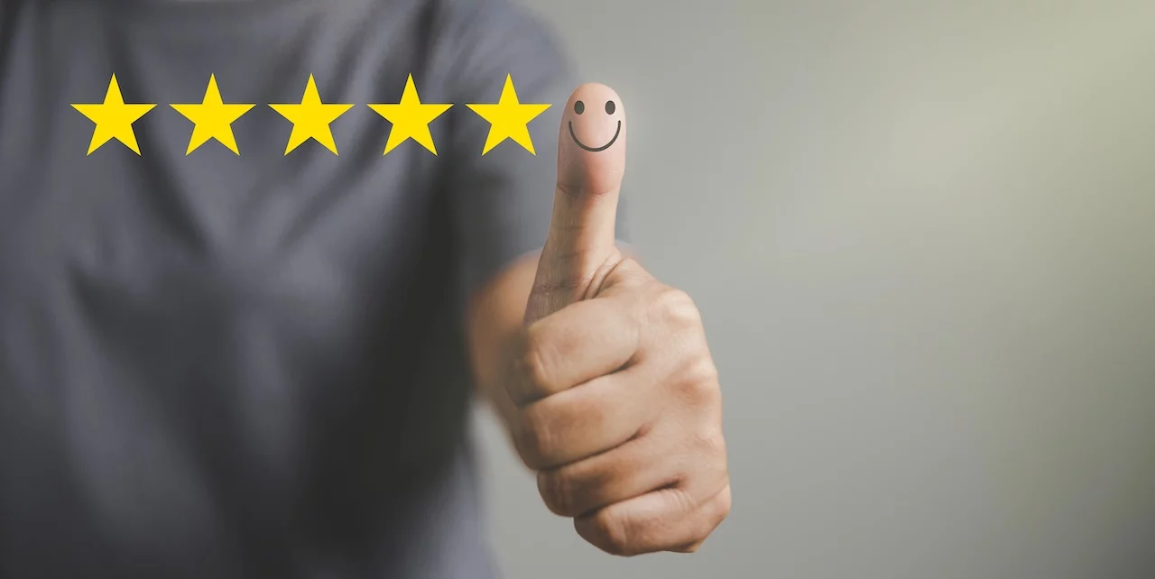 Ranking, Rating, Hand mit Daumen nach oben positive Emotion Smiley-Symbol und 5 Sterne mit Kopie Raum. Emotionale Smiley-Gesichter zeigen ausgezeichnete Zufriedenheit. Bewertung sehr beeindruckt. Kundenservice und Zufriedenheit Konzept