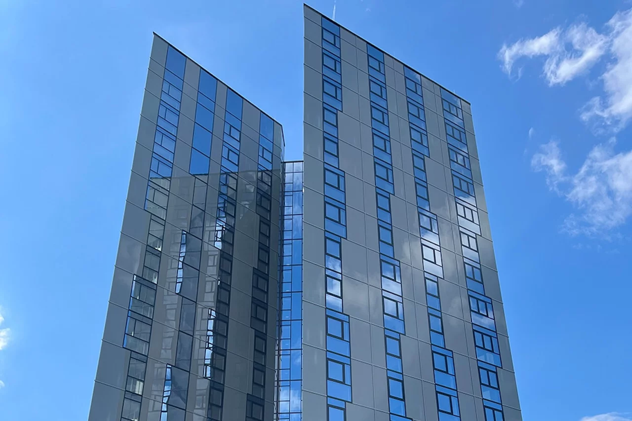 Das Wohn-Hochhaus "High Five" in Linz ragt in den Himmel
