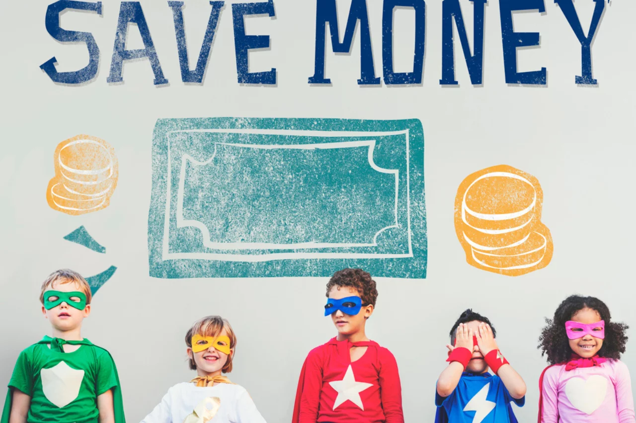 Superhelden Freunde spielen zusammen, Geld sparen Konzept, Altersvorsorge, Sparen, Geldanlage