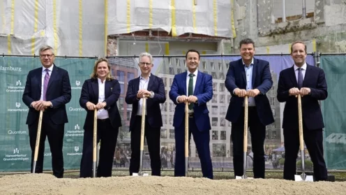 v.l.n.r.: Raik Mildner (Vorstandsvorsitzender HMG), Celia-Isabel Vietmeyer (Vorstand Quantum), Malte Andes (stellv. Vorstandsvorsitzender HMG), Eberhard Sautter (Vorstandsvorsitzender HanseMerkur), Finanzsenator Dr. Andreas Dressel und Ulrich Haeselbarth (Vorstand HMG) beim Spatenstich.