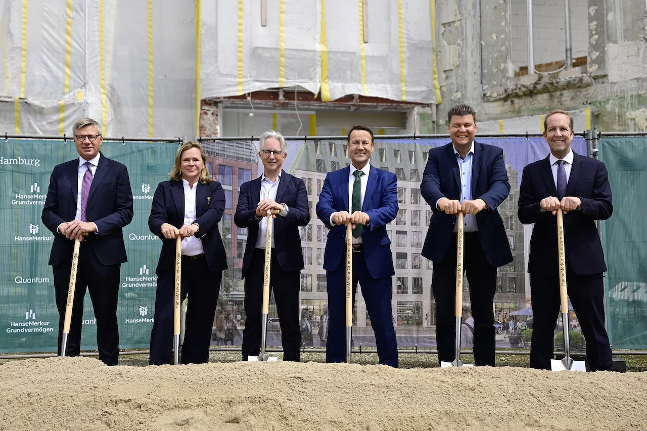 v.l.n.r.: Raik Mildner (Vorstandsvorsitzender HMG), Celia-Isabel Vietmeyer (Vorstand Quantum), Malte Andes (stellv. Vorstandsvorsitzender HMG), Eberhard Sautter (Vorstandsvorsitzender HanseMerkur), Finanzsenator Dr. Andreas Dressel und Ulrich Haeselbarth (Vorstand HMG) beim Spatenstich.