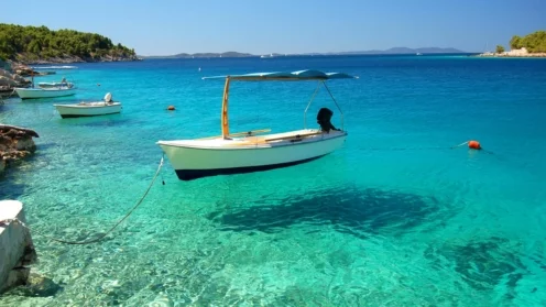 Die kroatische Adria lockt mit kristallblauem Wasser/ Ferien, Urlaub, Reiseversicherung
