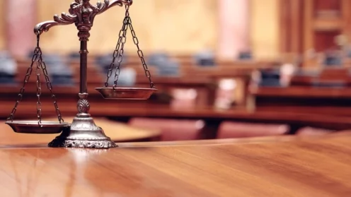 Waage, Symbol für Recht und Gerechtigkeit im leeren Gerichtssaal, Konzept von Recht und Gerechtigkeit. Urteil, Recht, Steuern,
