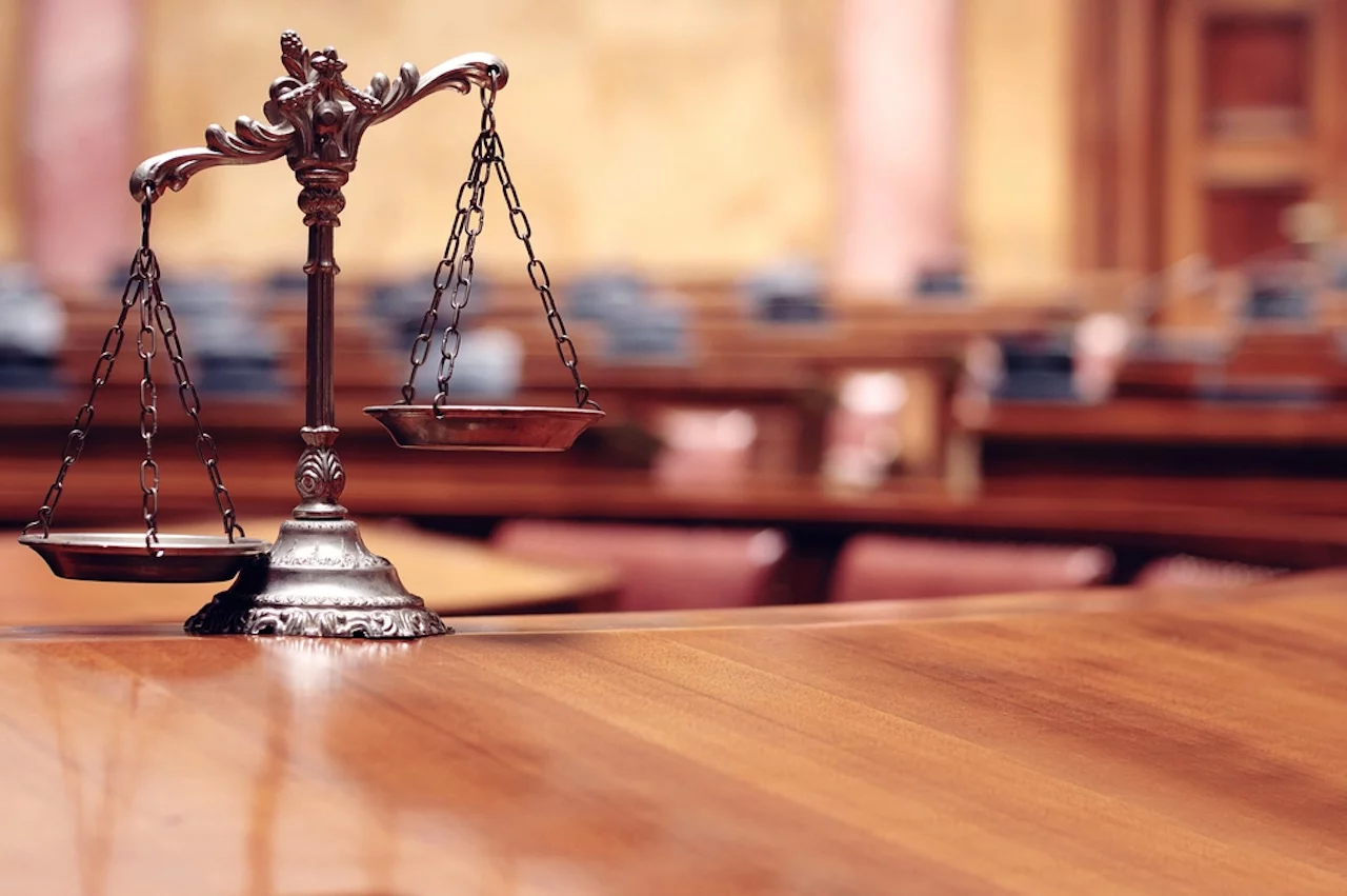 Waage, Symbol für Recht und Gerechtigkeit im leeren Gerichtssaal, Konzept von Recht und Gerechtigkeit. Urteil, Recht, Steuern,