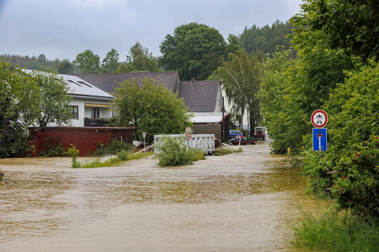 Überflutete Straße mit Häusern