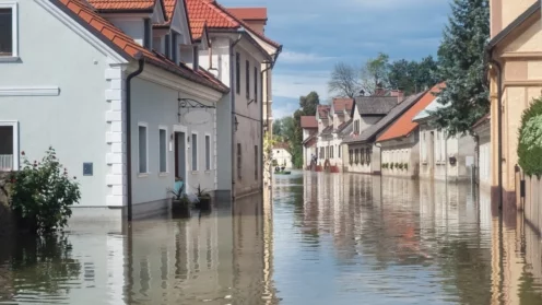 Häuser an einer überschwemmten Straße