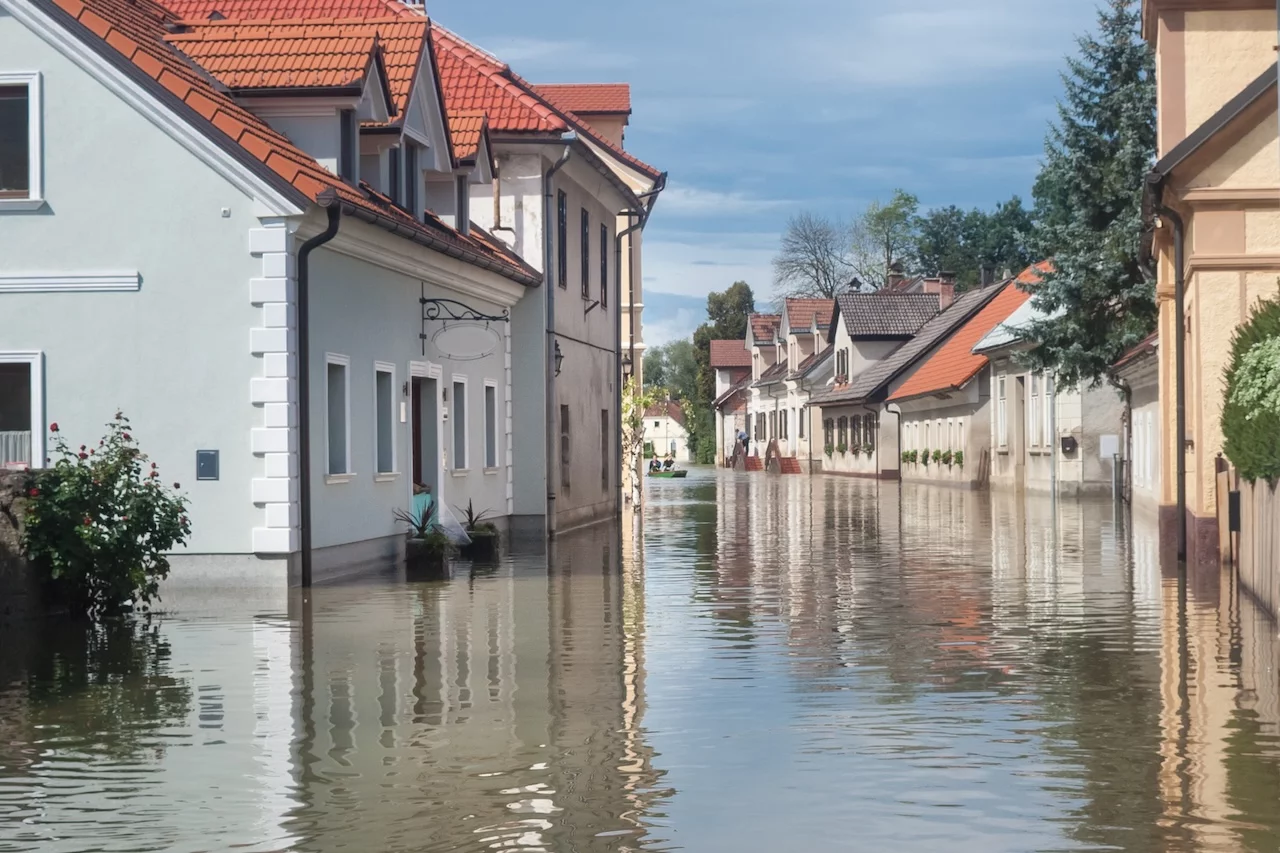 Häuser an einer überschwemmten Straße