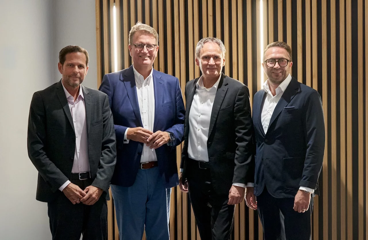 v.l.n.r.: Patrick Vehoff, Vorstand die Bayerische ProKunde AG & compexx Finanz AG , Martin Gräfer, Vorstandsmitglied der Bayerischen, Frank Lamsfuß, Vorstandsmitglied der BarmeniaGothaer und Markus Brochenberger, Vorstandsvorsitzender der compexx Finanz AG.