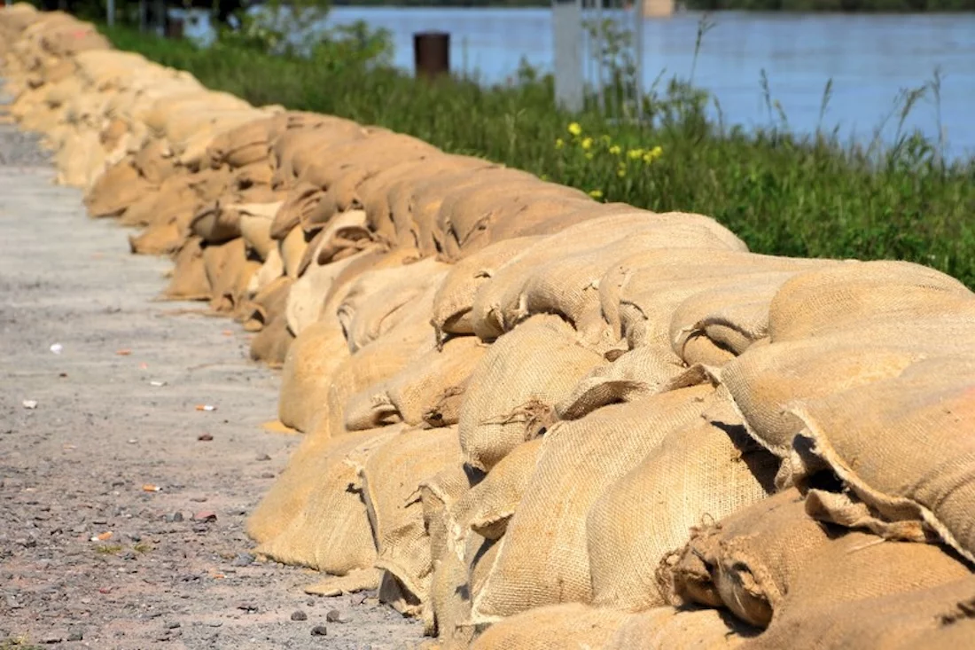 Sandsäcke sollen vor Überschwemmung schützen, Naturgefahren, Elementargefahren, GDV