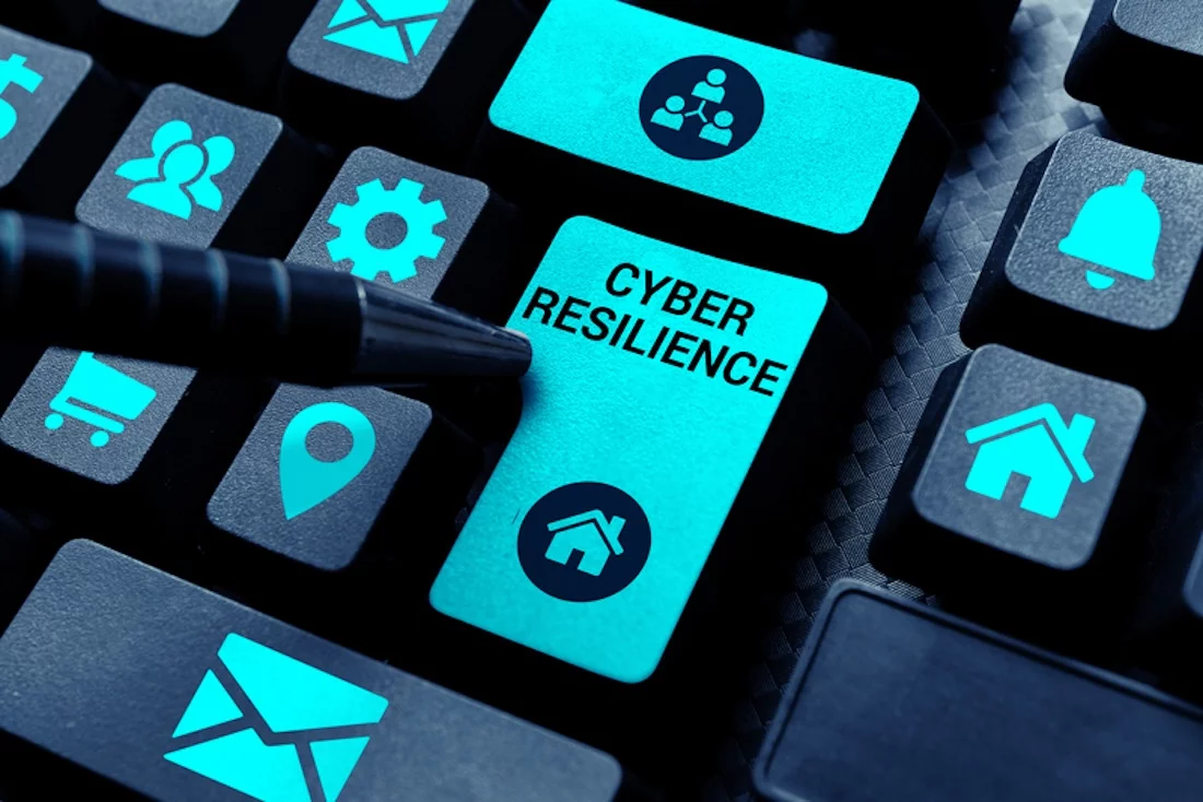 Schild mit der Aufschrift „Cyber Resilience“. Begriff zur Messung, wie gut ein Unternehmen einen Cyberangriff bewältigen kann.