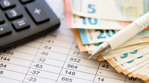 Geschäftskonzept mit vielen Euro-Geldscheinen, Taschenrechner und Stift in Nahaufnahme, Beiträge, Preise, Inflation, Kosten, Gesundheit