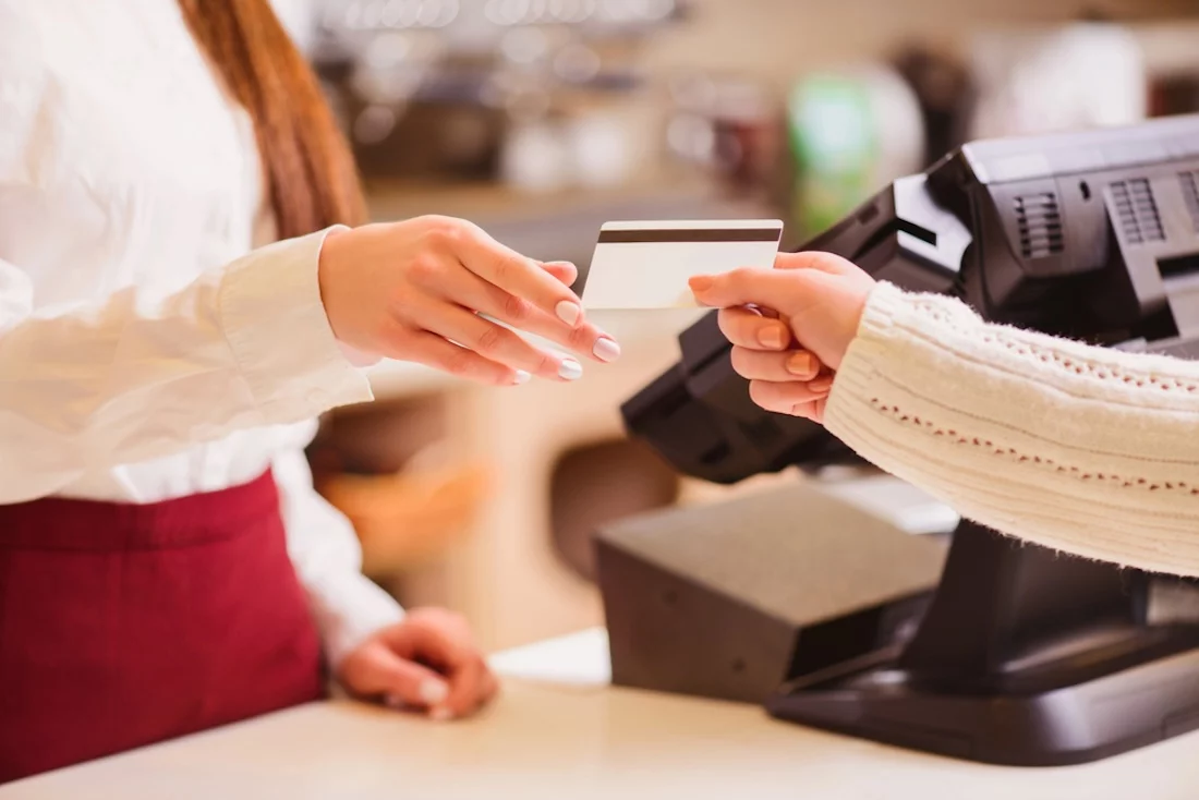 Kreditkarte an der Supermarktkasse. Neben Lebensmittel gibt künftig auch Versicherungen.