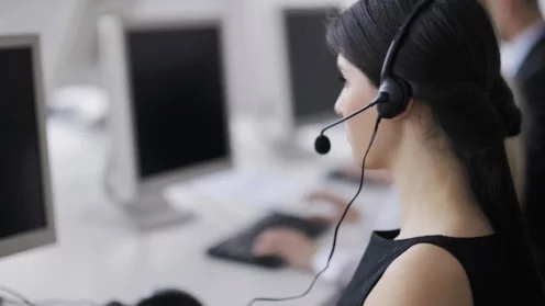 Gruppe von Geschäftsleuten mit Kopfhörern, die Kunden im Helpdesk-Büro unterstützen, Manager, der Schulungen und Anweisungen gibt; Recht, Steuern, Telefonverträge